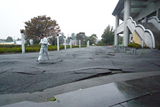 益城町役場外構の地盤変状